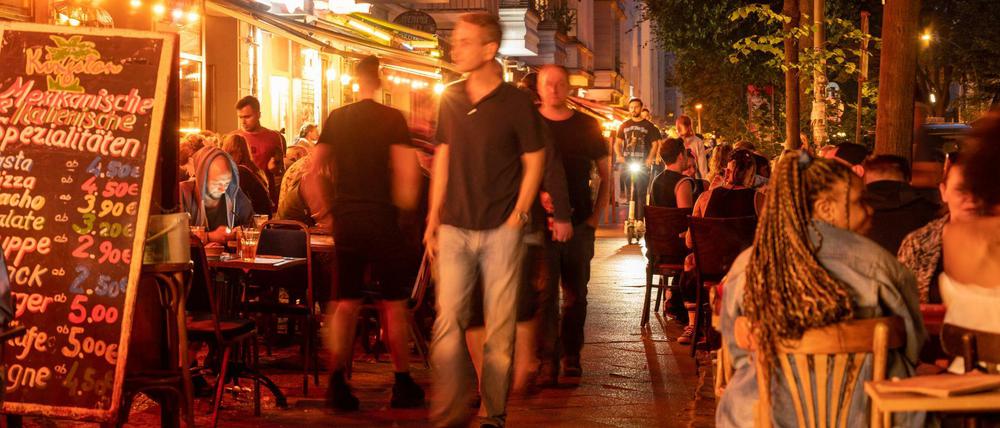 Menschen sitzen in Restaurants und Bars in Berlin-Friedrichshain.