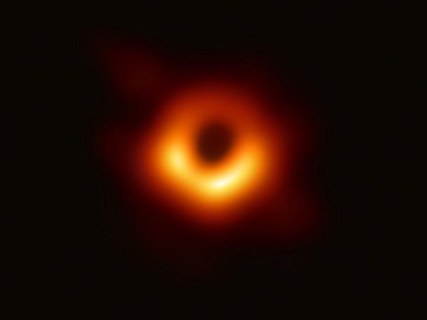 Dieses Bild ist der erste direkte visuelle Nachweis eines schwarzen Lochs. Das besonders massereiche Exemplar steckt im Zentrum der Galaxie Messier 87 und wurde mit dem Event Horizon Telescope (EHT) aufgenommen, einem Netzwerk von acht bodengebundenen, über den ganzen Globus verteilten Radioteleskopen.