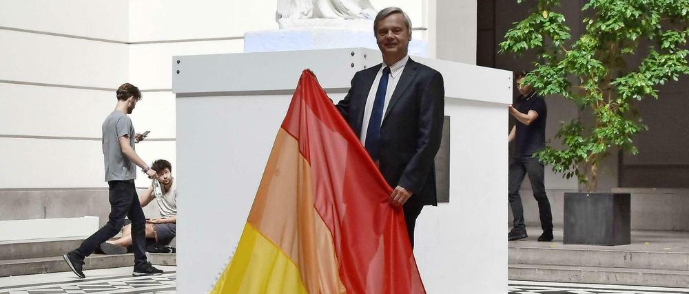 TU-Präsident Christian Thomsen mit Regenbogenfahne - anlässlich der Pride Week 2016.