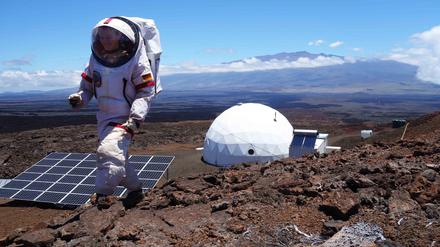 Extreme Bedingungen. Die Wissenschaftlerin Christiane Heinicke durfte ein Jahr lang nur im Raumanzug nach draußen in die Lavalandschaft auf Hawaii. bei einer simulierte Marsmission auf Hawaii zu sehen. 