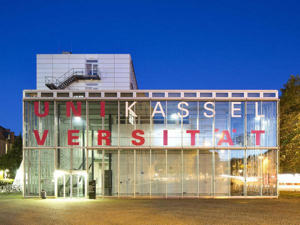 Außenansicht eines verglasten Gebäudes der Uni Kassel.