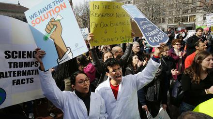 Hunderte Wissenschaftler demonstrierten am 19. Februar in Boston, USA, gegen die Trump-Regierung und für die Anerkennung der Bedeutung der Wissenschaft.