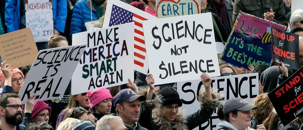 Amerikanische Wissenschaftler demonstrieren in Boston für die Anerkennung der Bedeutung der Wissenschaft. Sie wollen «alternativen Fakten» und anderen wissenschaftsfeindlichen Tendenzen entgegentreten. 